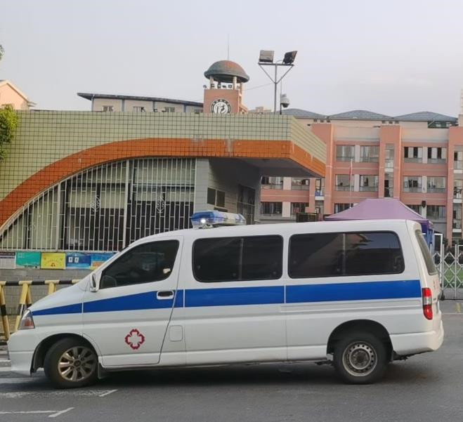 乐业救护车出租护送骨折病人一公里多少钱